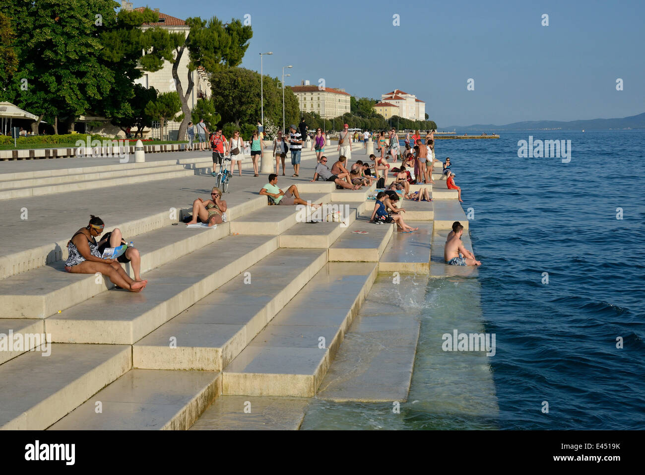 Besucher sonnen sich in der Abendsonne auf die Meeresorgel vom Architekten Nikola Bašić, Zadar, Dalmatien, Kroatien Stockfoto