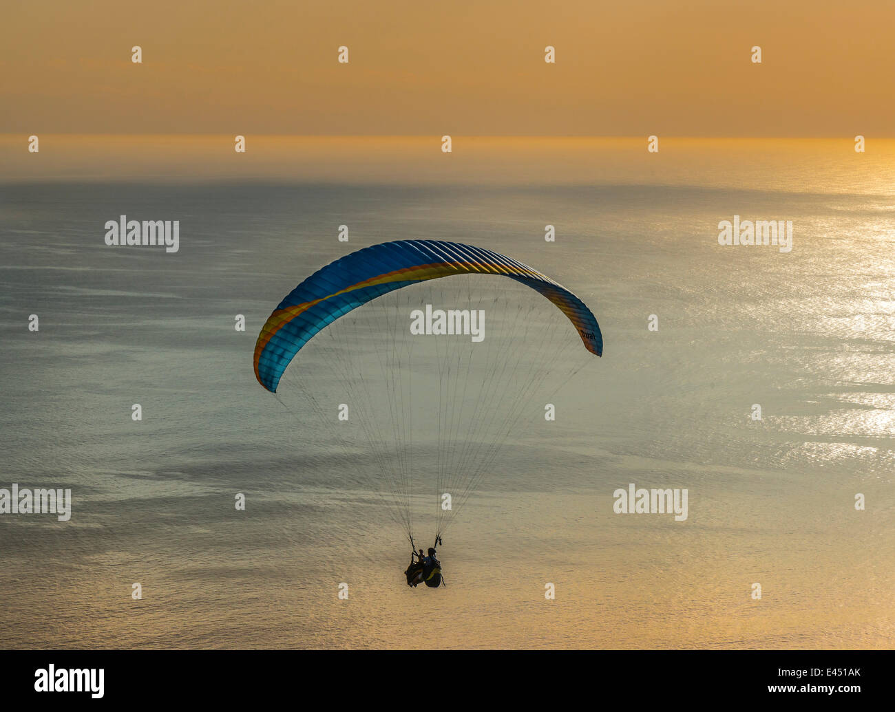 Gleitschirm Tandemsprung, Gleitschirm fliegen über das Meer bei Sonnenuntergang, Cape Town, Western Cape, South Africa Stockfoto