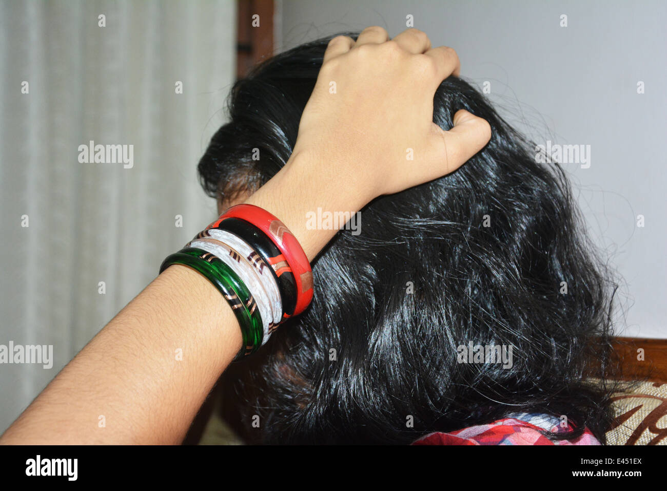 Armreifen an Hand eines indischen Mädchens. Stockfoto