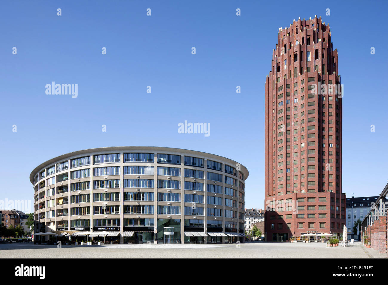 Main Plaza, Hotel und Wohnhaus im Stil eines alten amerikanischen Wolkenkratzer, Architekt Hans Kollhoff, Frankfurt Am Main Stockfoto