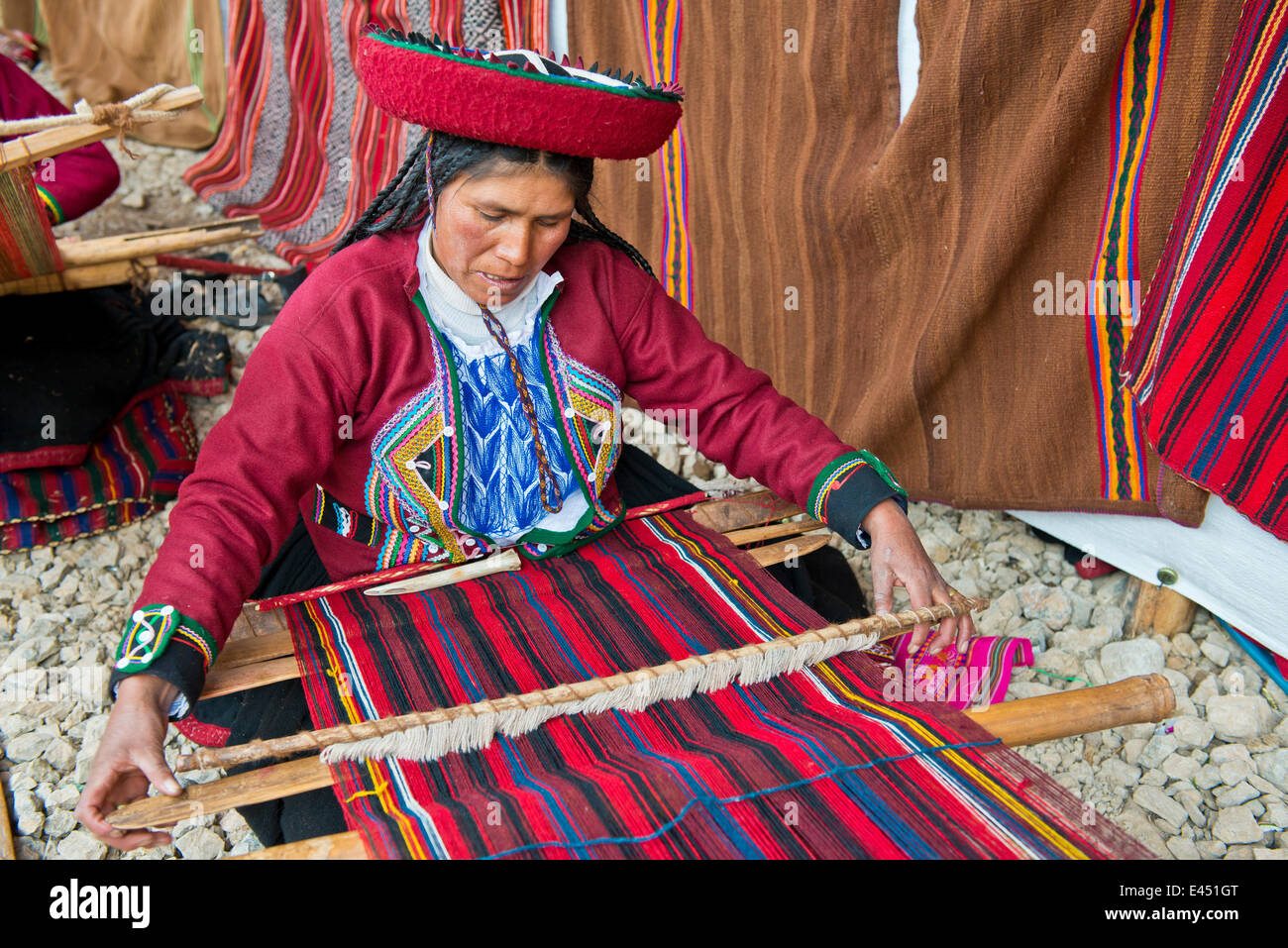 Ältere Frau mit einem Hut, Quechua-Indianer in traditioneller Tracht, die Arbeit an einem Webstuhl, Cinchero, Urubamba-Tal, Peru Stockfoto
