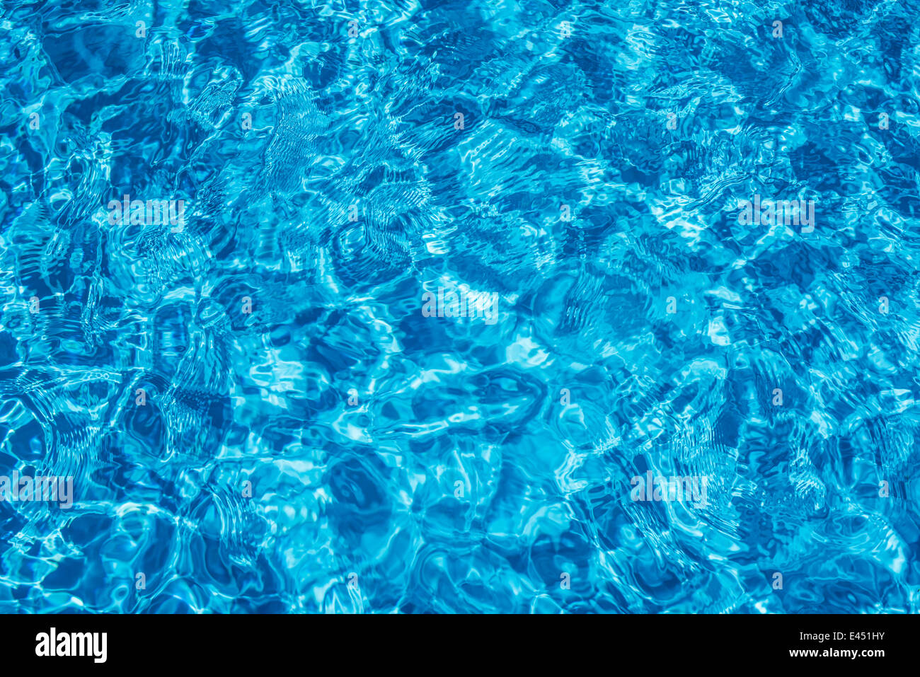 Wasseroberfläche in einem blauen Swimmingpool Stockfoto