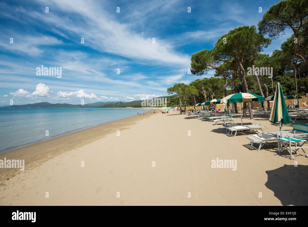 Liegestühle am Strand, Punta Ala, in der Nähe von Castiglione della Pescaia, Provinz Grosseto, Toskana, Italien Stockfoto