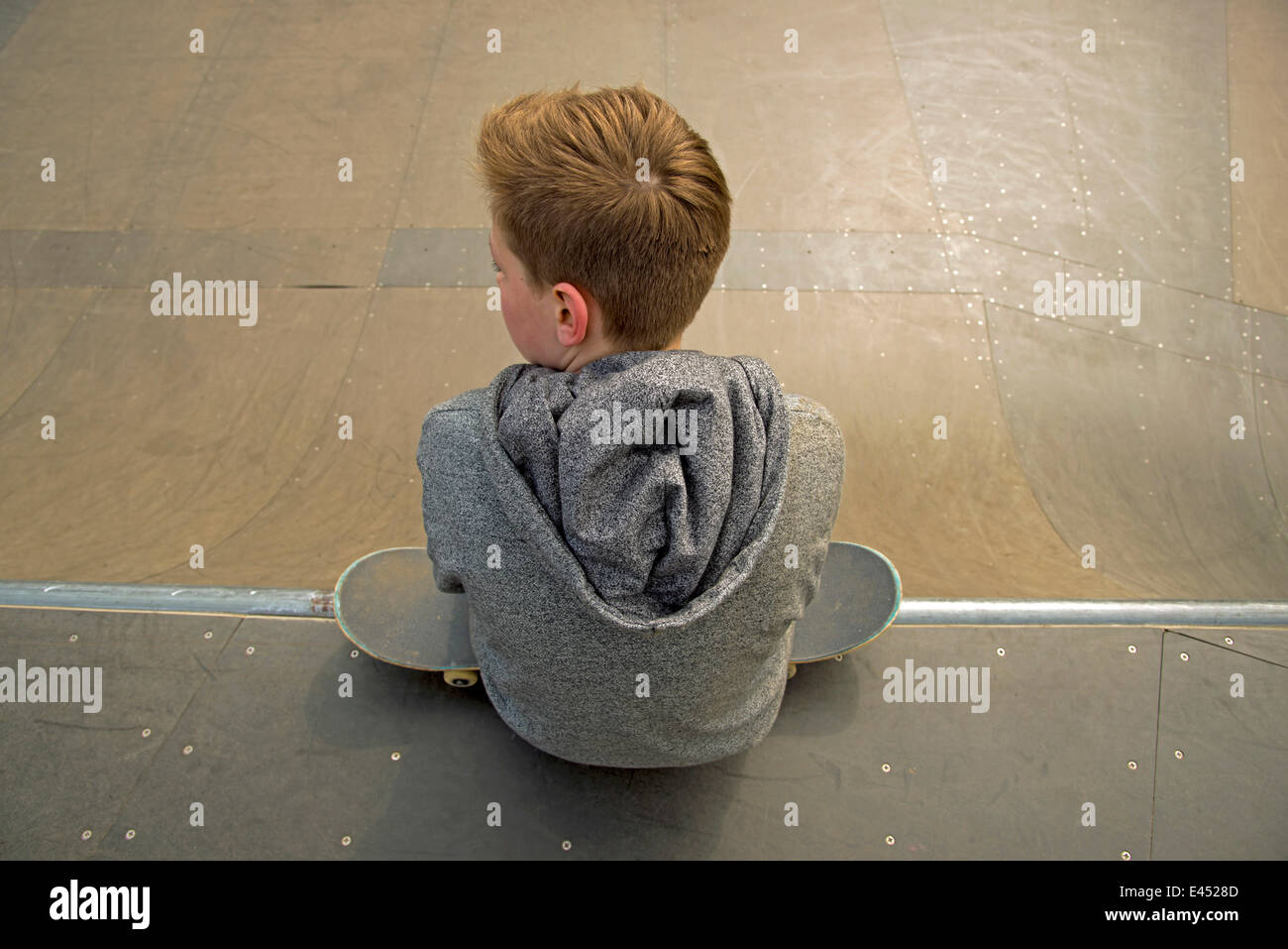 13 jähriger Junge mit Skateboard, Deutschland Stockfoto