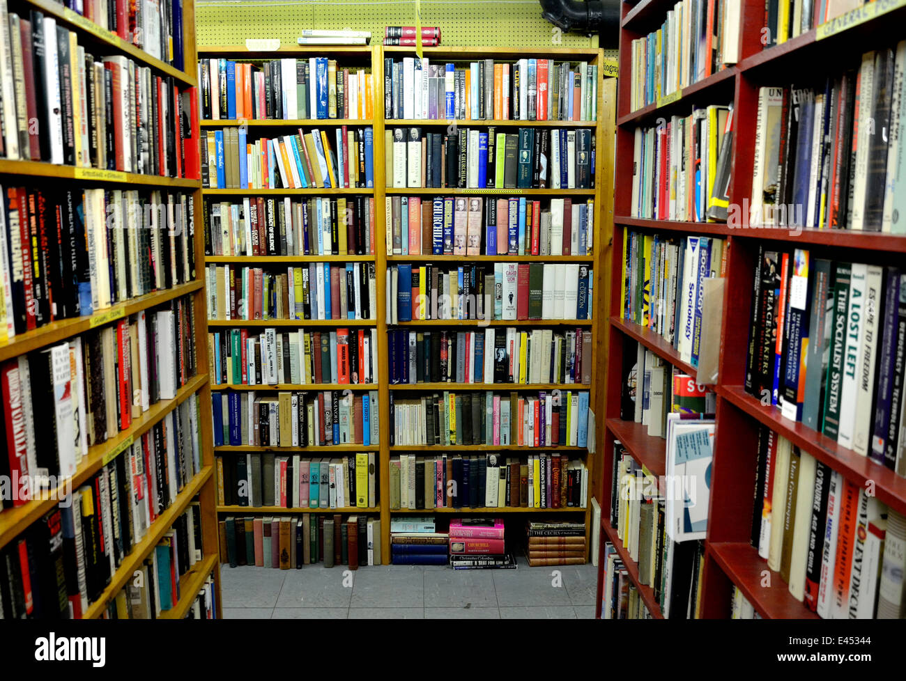 Rochester, Kent, England, UK. Baggins Bücherbasar - das größte Antiquariat in England. Im Inneren Stockfoto