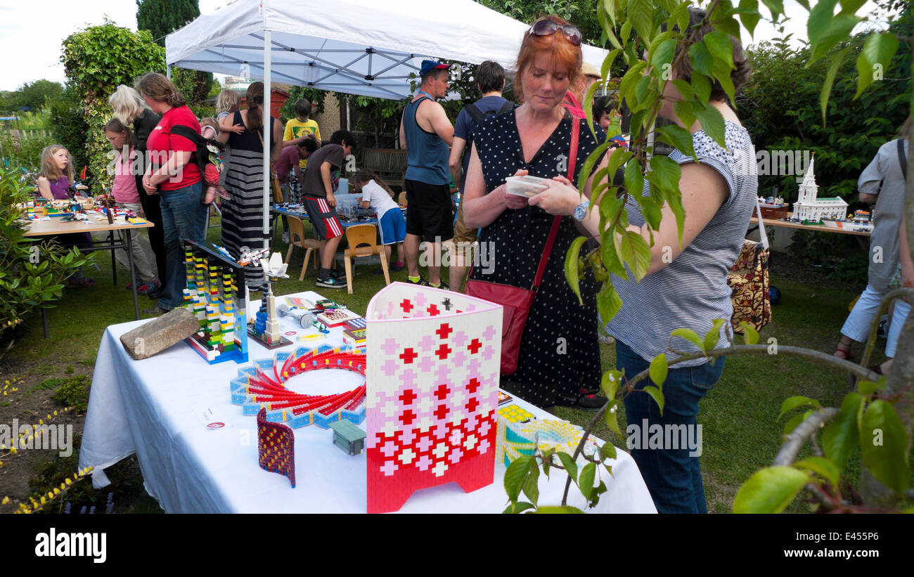 Besucher auf der E17 Walthamstow Art Trail lego Konstruktionen bewundern in einem Walthamstow garden London E1 UK England GB Großbritannien KATHY DEWITT Stockfoto