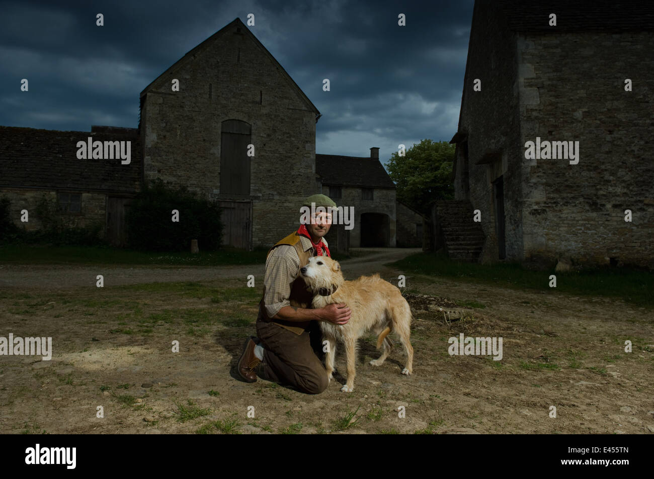 Porträt von Reifen traditionelle Landwirt und seinem Lurcher Hund Stockfoto