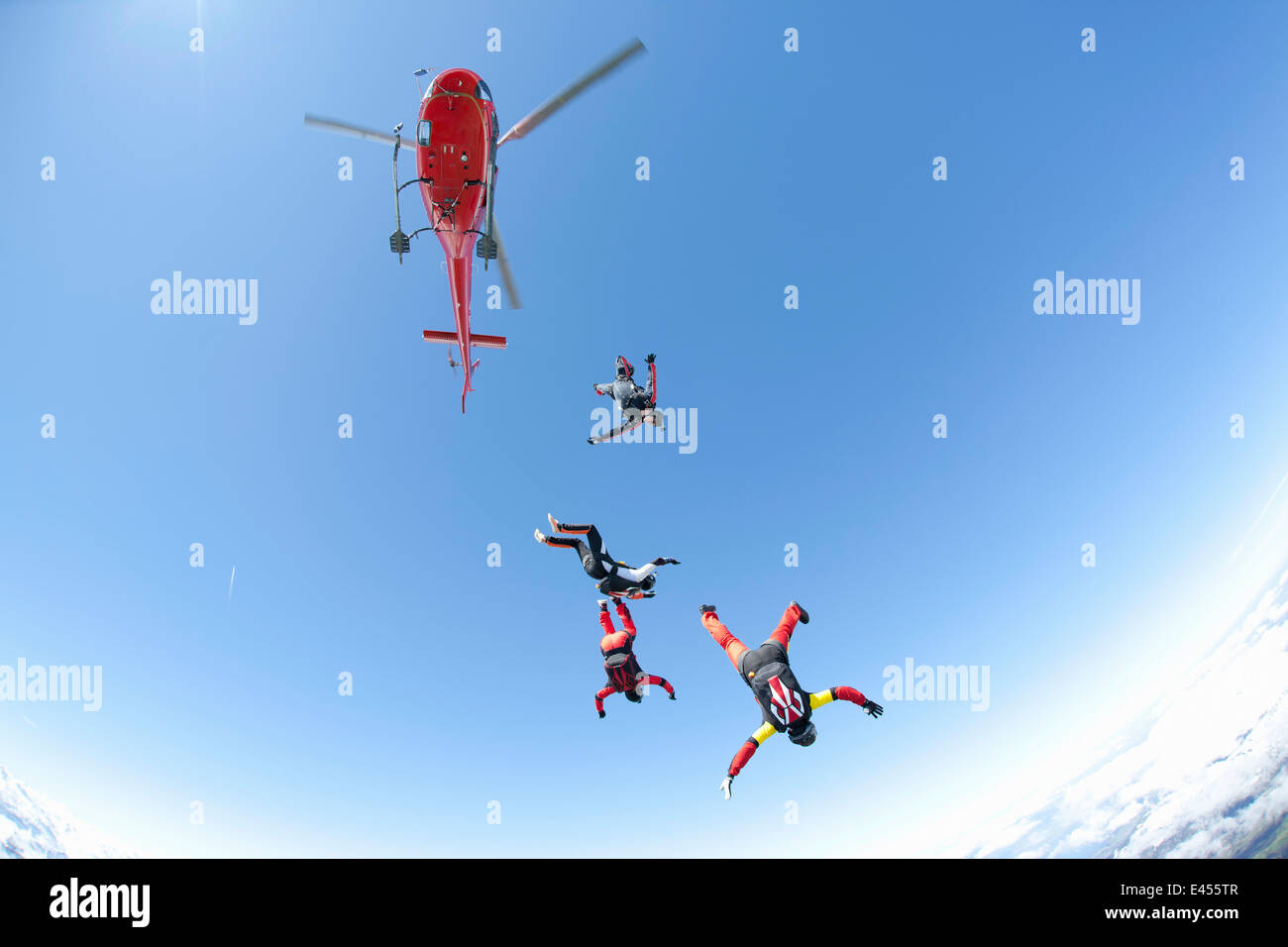 Fallschirmspringen-Team von vier freien Fall aus Hubschrauber Stockfoto