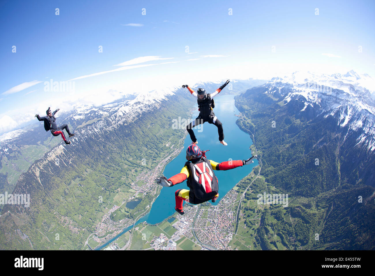 Team von drei Fallschirmspringer Ausbildung über Interlaken, Bern, Schweiz Stockfoto