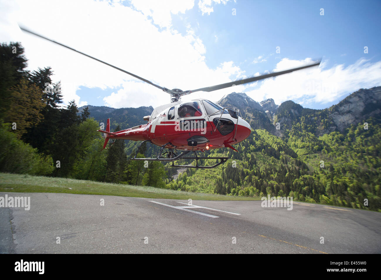 Hubschrauber Einnahme von Hubschrauberlandeplatz, Interlaken, Bern, Schweiz Stockfoto