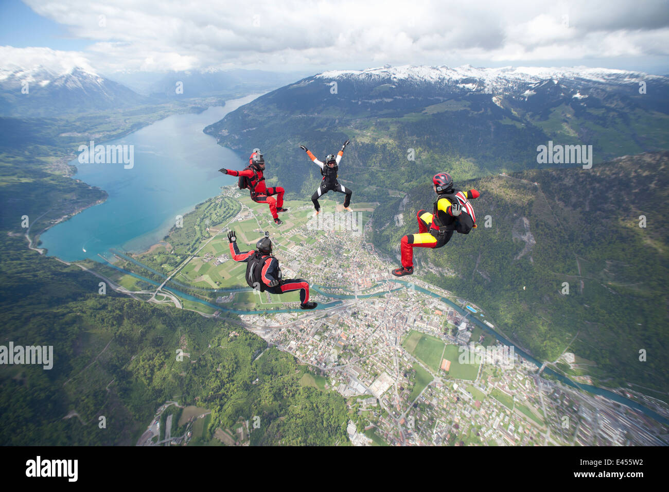 Team von vier Fallschirmspringer Ausbildung über Interlaken, Bern, Schweiz Stockfoto