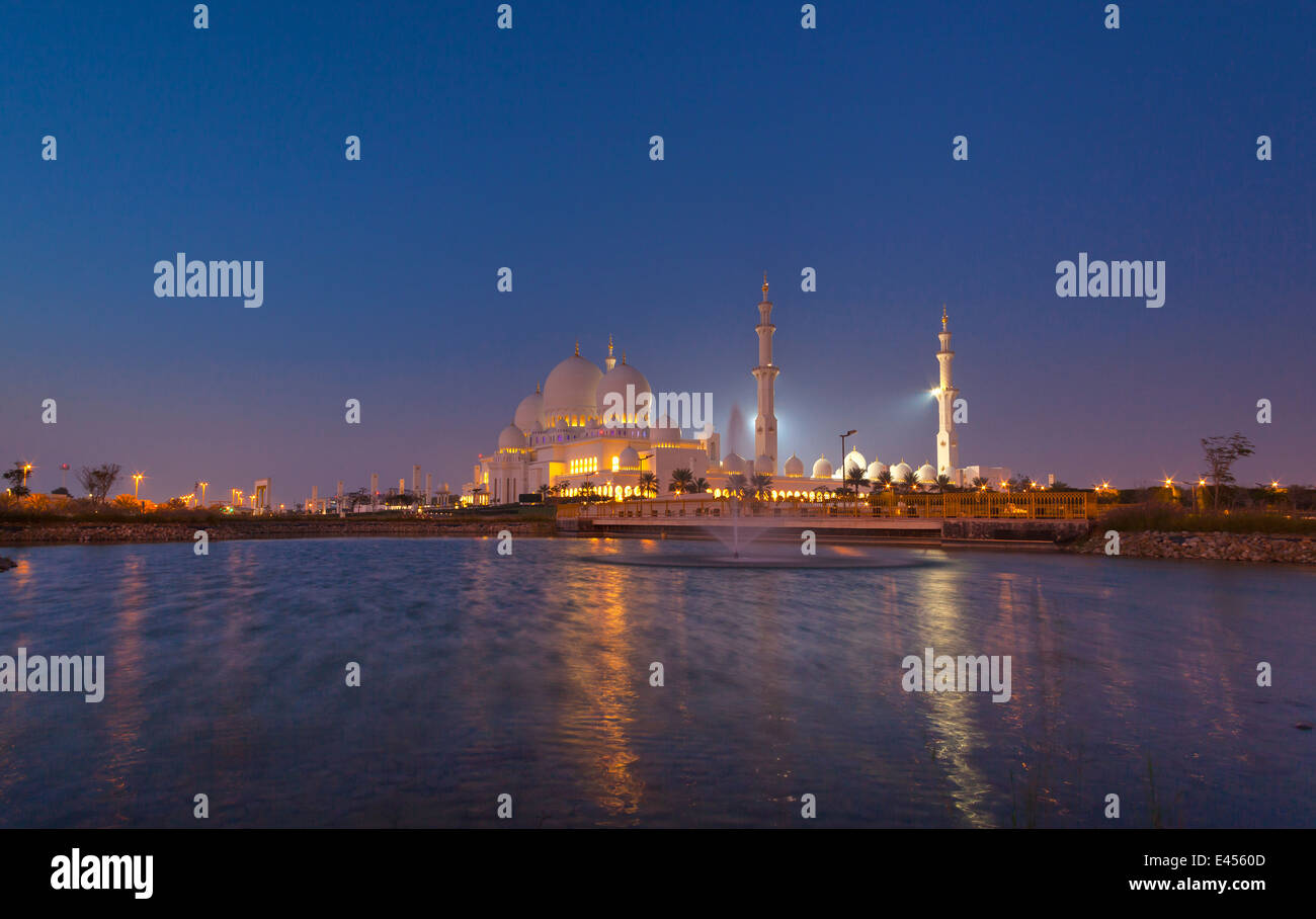 Sheikh-Zayed-Moschee in der Nacht, Abu Dhabi, Vereinigte Arabische Emirate Stockfoto