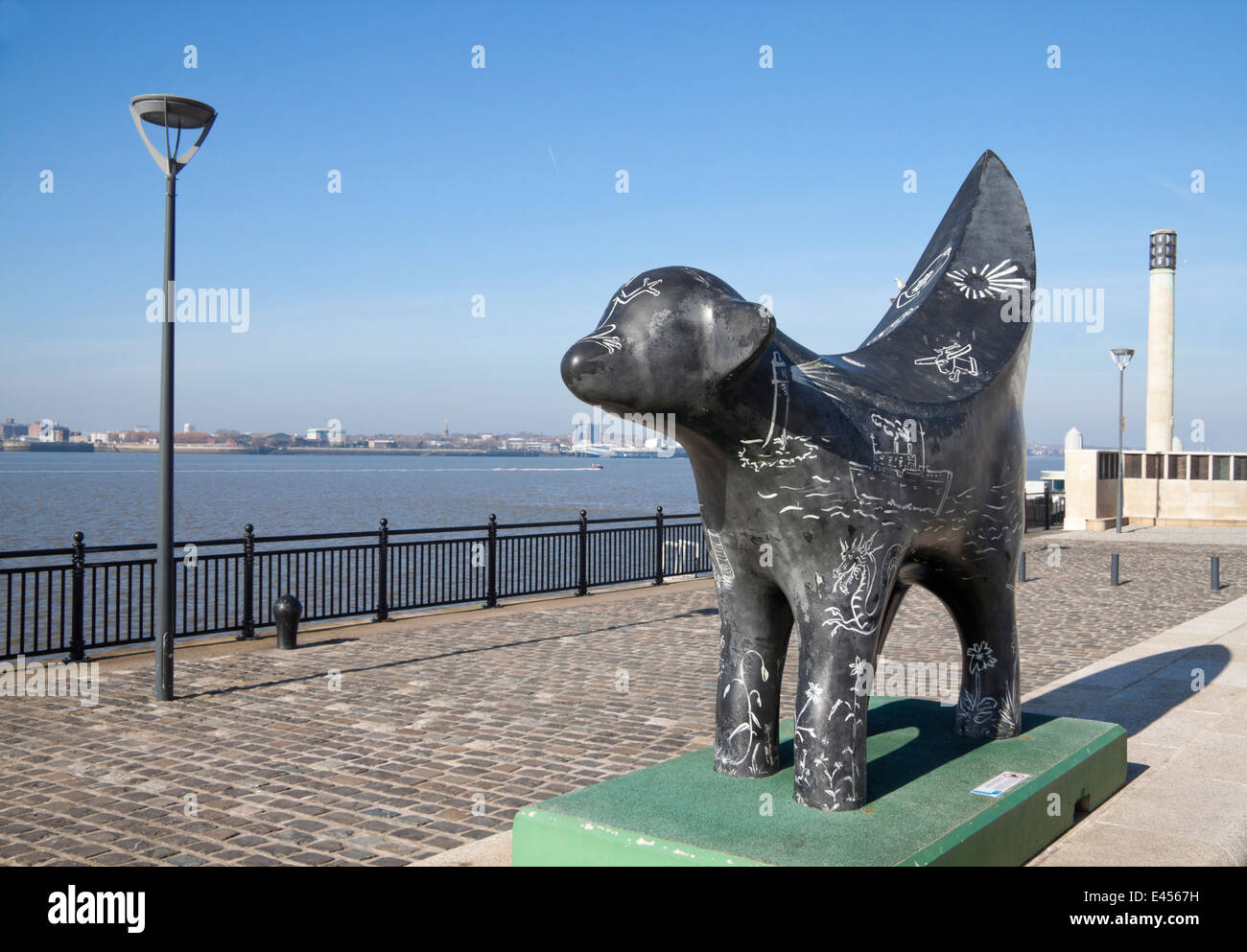 Superlambanana Skulptur vor dem Maritime Museum an der Uferpromenade in Liverpool. Stockfoto
