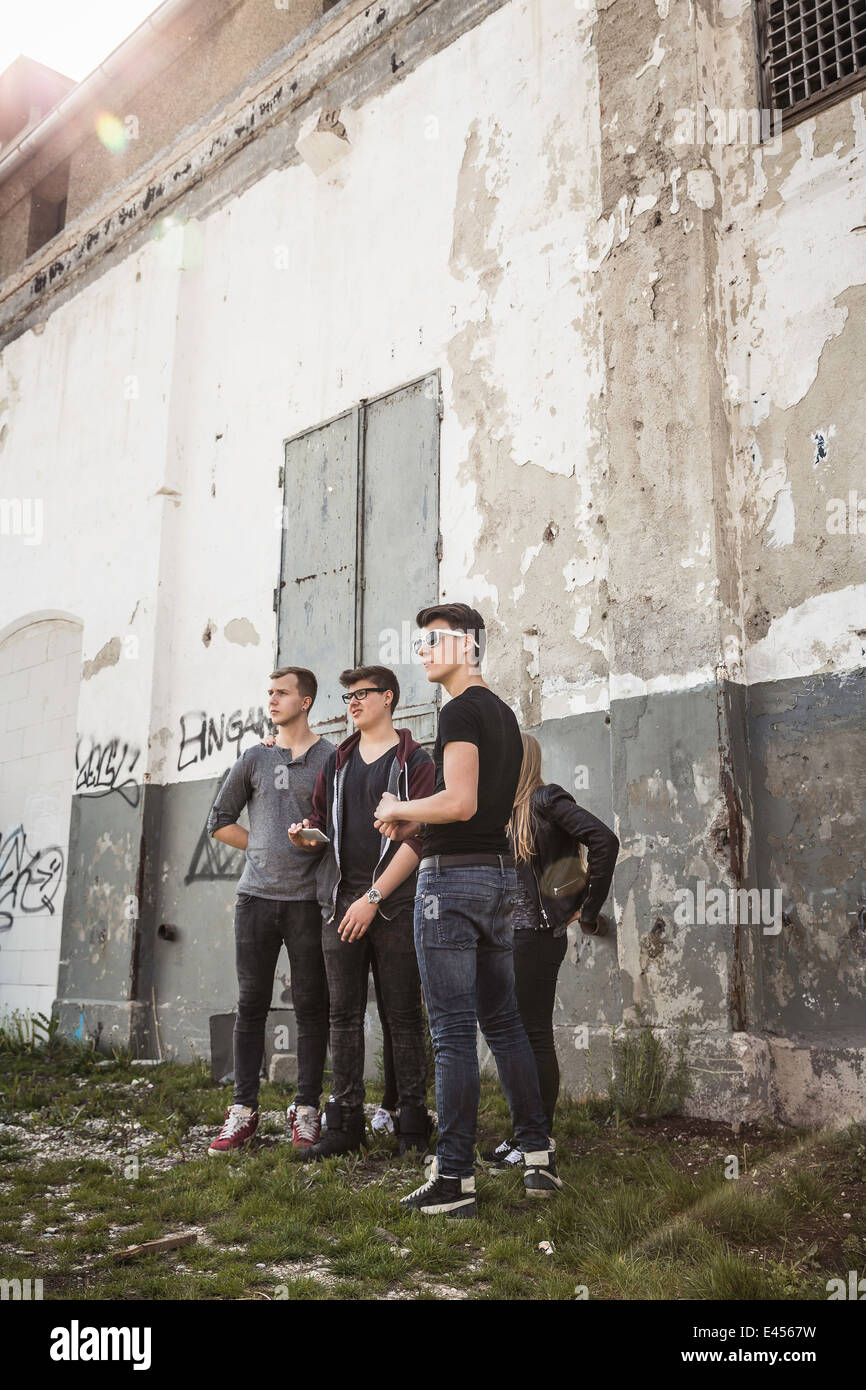 Teenager hanging out in verlassenen Gebäude Stockfoto