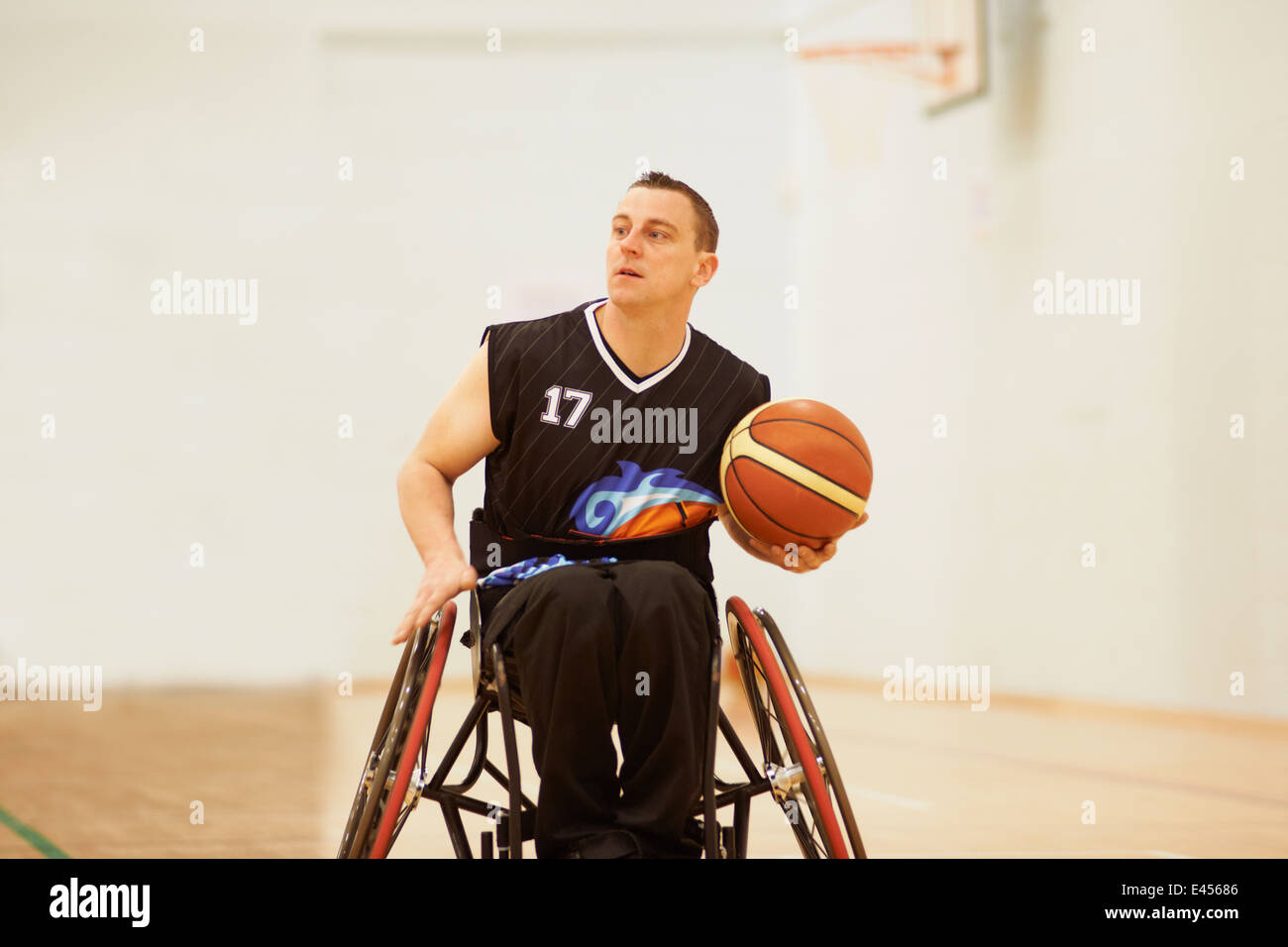 Rollstuhl Basketball Spieler halten ball Stockfoto
