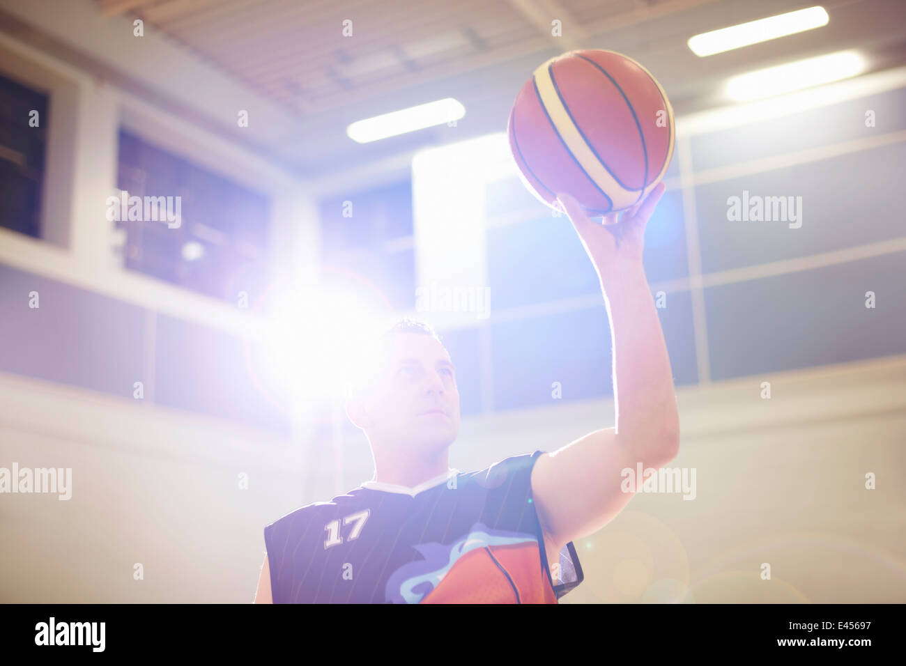 Rollstuhl-Basketball-Spieler mit dem Ziel Kugel Stockfoto