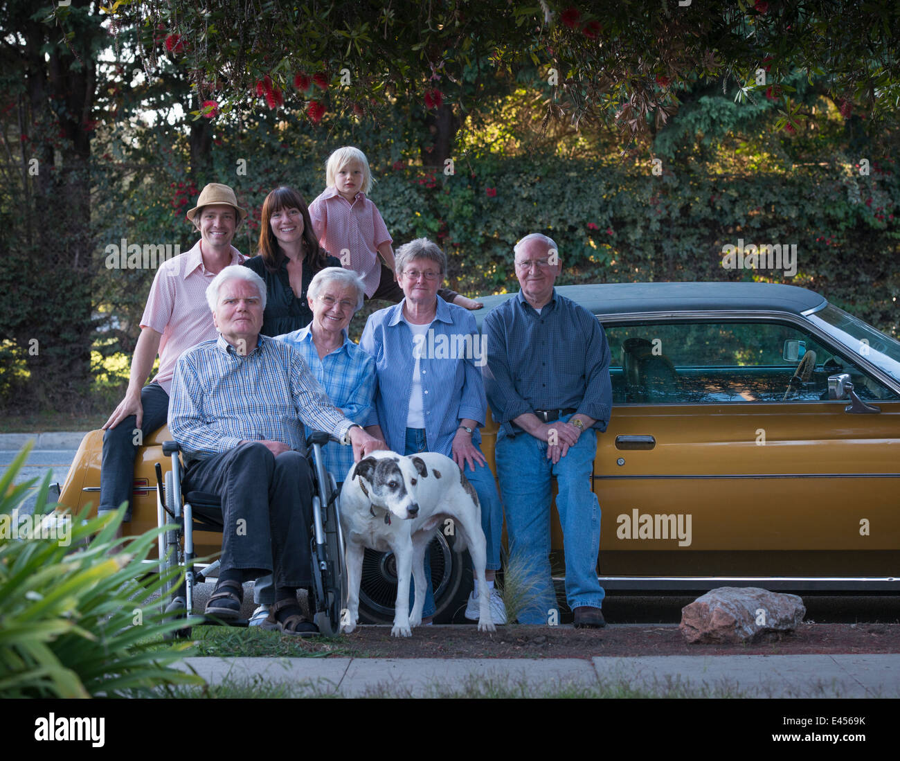 Drei Generationen Familienfoto mit Hund Stockfoto