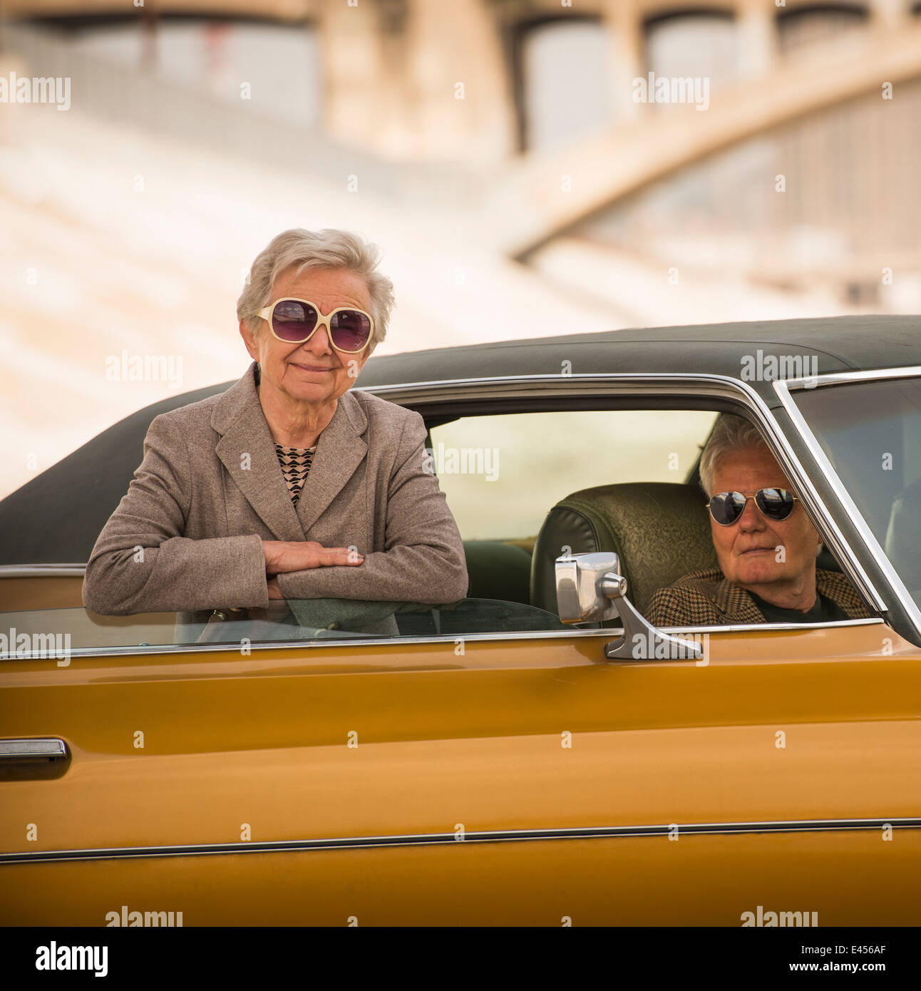 Porträt von cool älteres Paar mit ihren klassischen Automobil Stockfoto