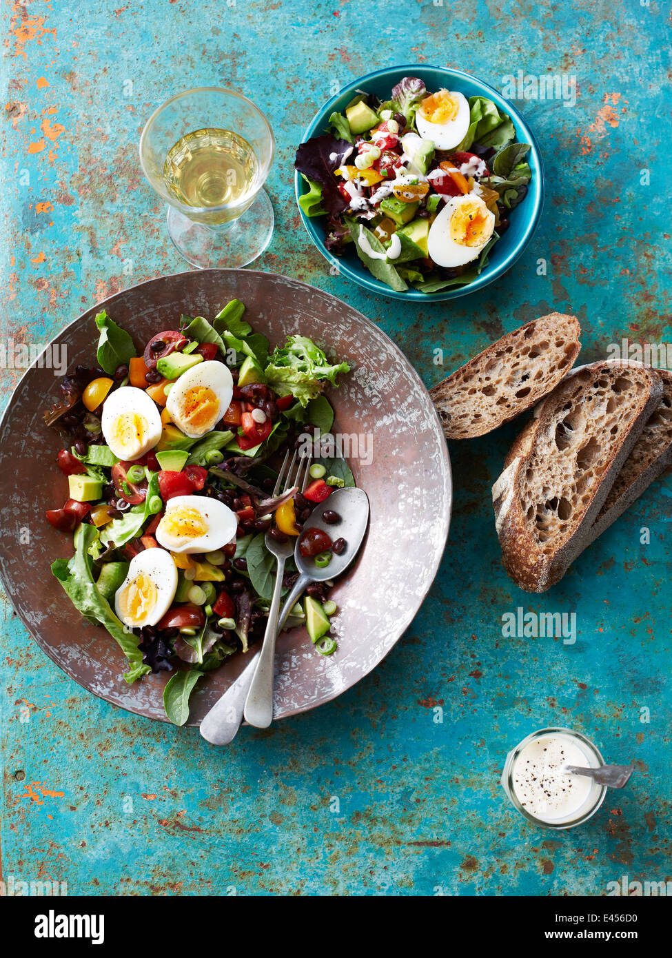 Stillleben mit Salat mit gekochten Eiern, Bohnen und Schwarzbrot Stockfoto
