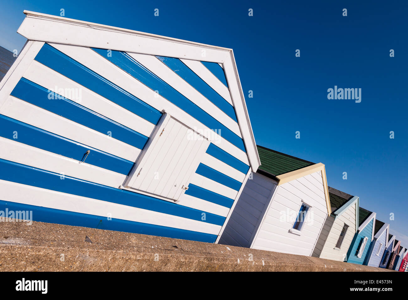 Strandhütten auf der Vorderseite in Southwold, Suffolk, England, Großbritannien, Uk Stockfoto