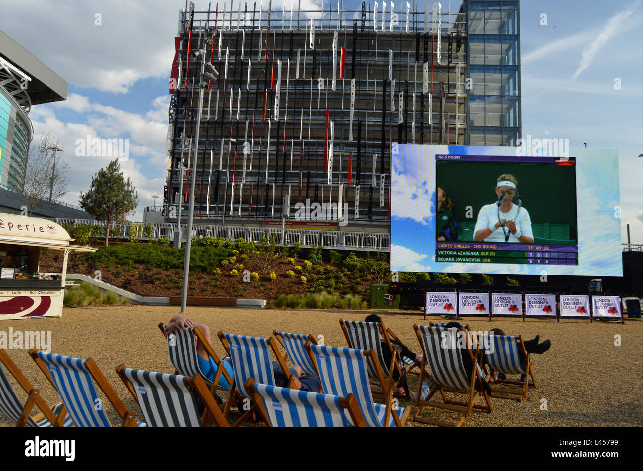 Live-Tennis-Spiel auf Großbildleinwand außerhalb Wembley Stadium, London, UK Stockfoto