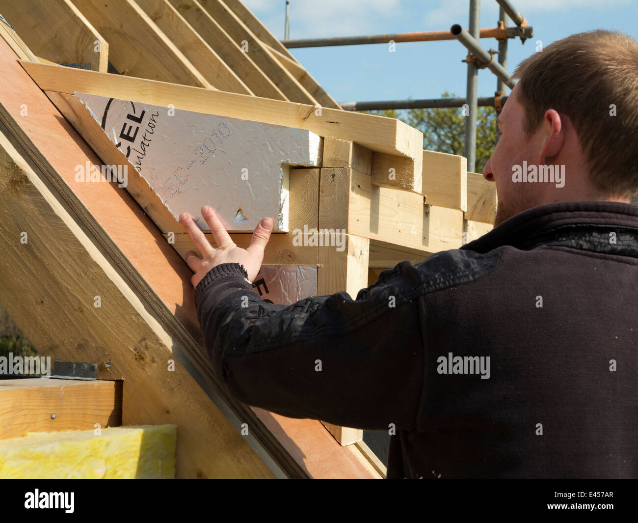 Hausbau, Bau Dach, isolierende Dachgaube Wangen mit Blatt-Isolierung Stockfoto