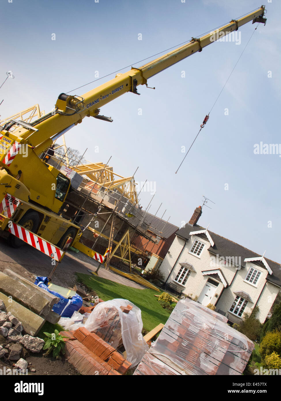 Selbstbau-Haus, Bau, Dach, Dach, heben Traversen mit gemieteten Kran Stockfoto