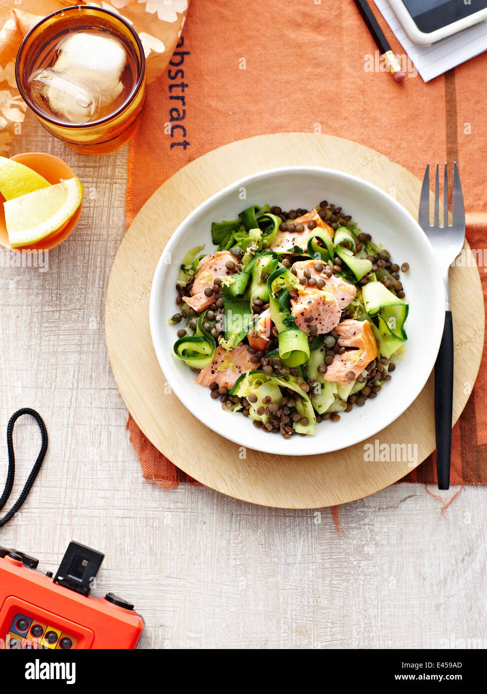 Linsensuppe geräucherter Lachs-Salat Stockfoto