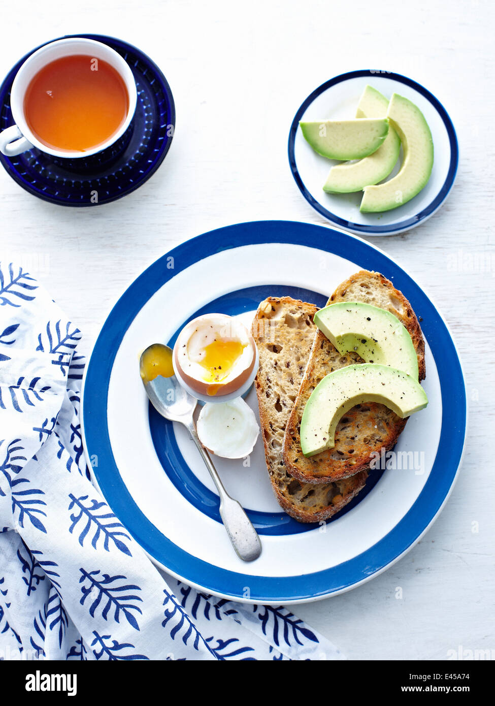 Gekochtes Ei mit Toast und avocado Stockfoto