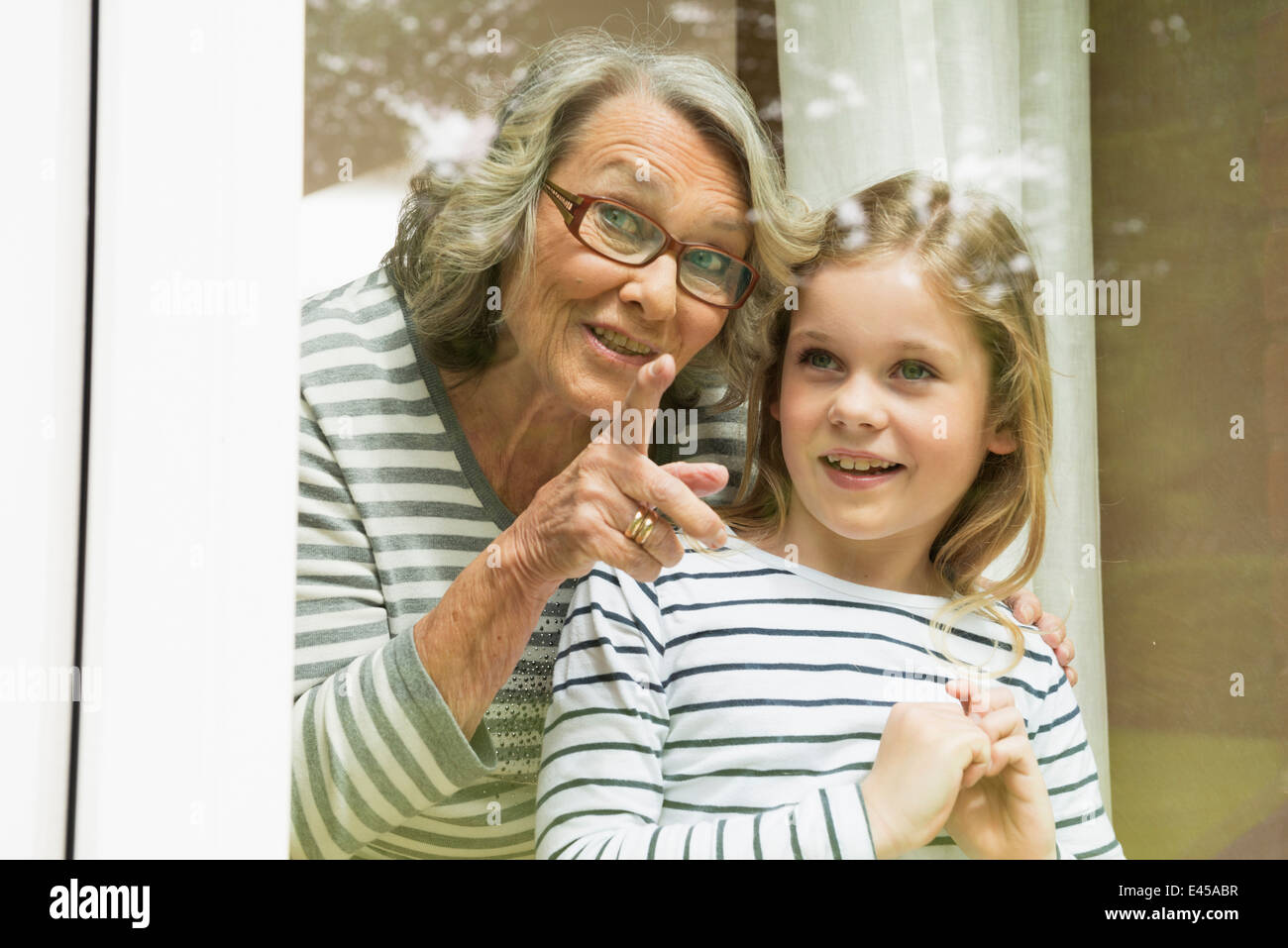 Großmutter und Enkelin kleben Stockfoto