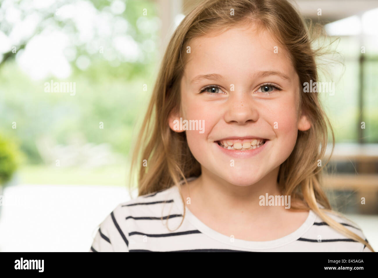 Mädchen mit breiten Lächeln Stockfoto