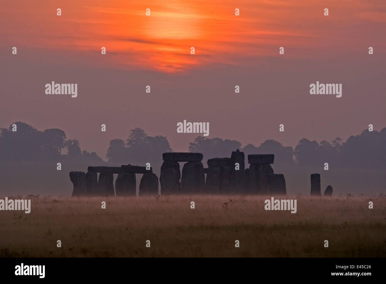 Stonehenge bei Sonnenaufgang am 21. September, die Herbst-Tagundnachtgleiche, Wiltshire, UK Stockfoto
