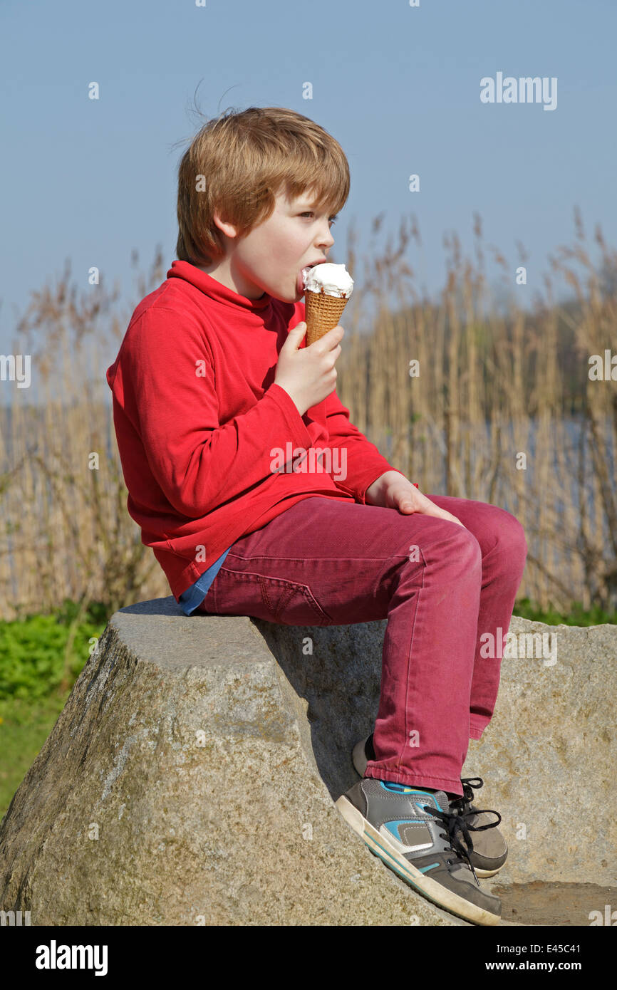 Porträt eines jungen Mannes, ein Eis essen Stockfoto