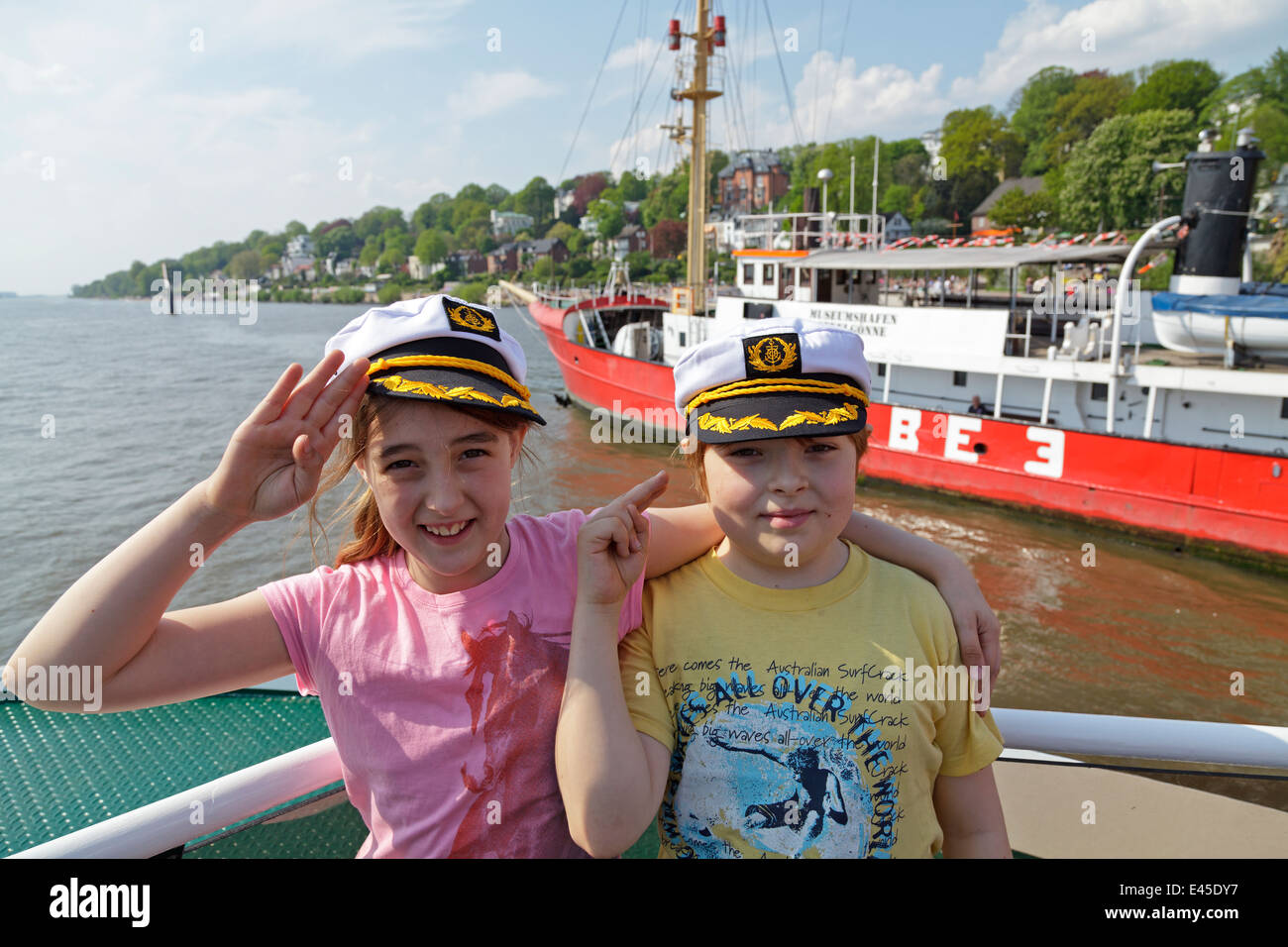 Kinder auf einer Fähre auf Elbe vorbei an Museum Hafen Övelgönne, Hafen, Hamburg, Deutschland Stockfoto