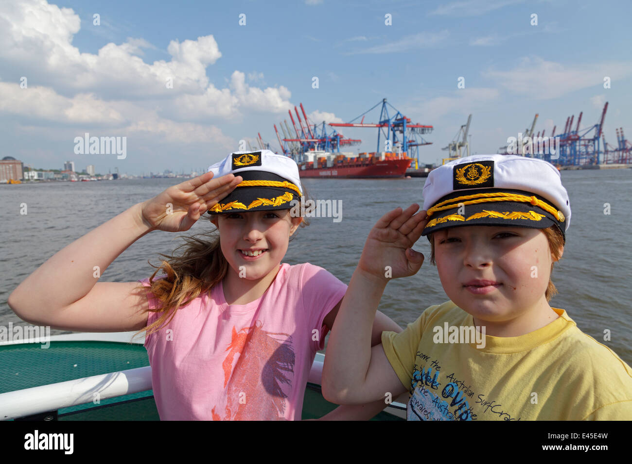Kinder auf einer Fähre auf Elbe vorbei an Container Terminal Burchardkai, Hafen, Hamburg, Deutschland Stockfoto