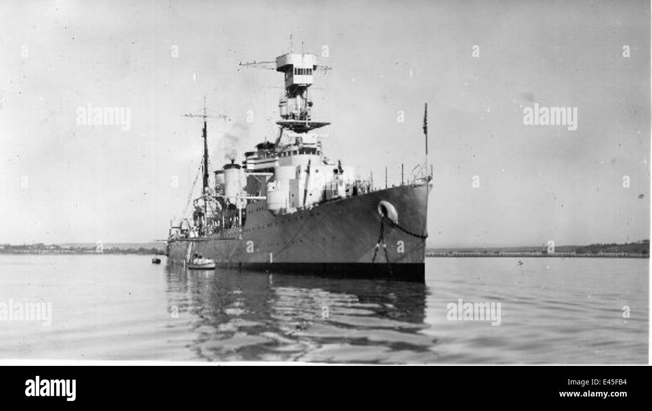 Ein Foto der USS Concord (CL-10), eines leichten Kreuzers der Cleveland-Klasse der United States Navy, der im Hafen vor Anker liegt. Das Schiff war während des Zweiten Weltkriegs und der Nachkriegszeit im Einsatz. Stockfoto