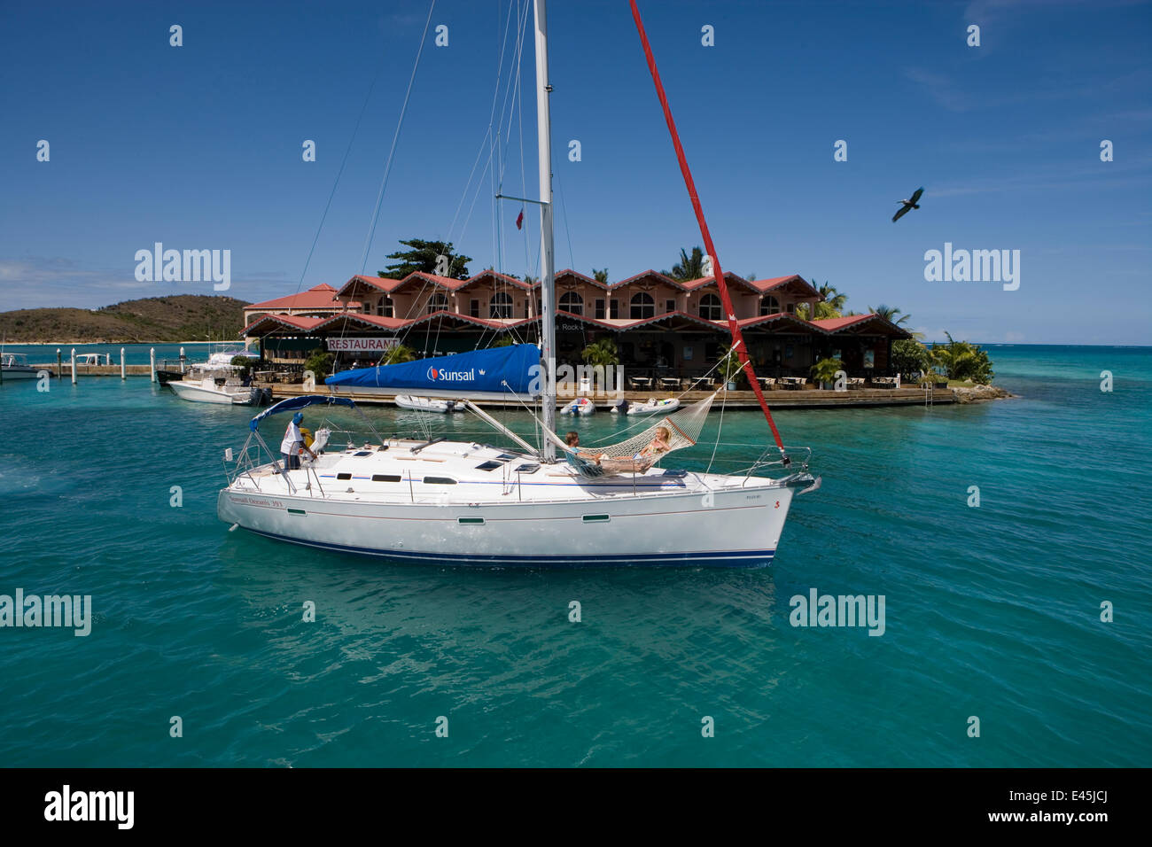 Sunsail Yacht Kreuzfahrt neben einem Restaurant in den British Virgin Islands, März 2006. -Modell veröffentlicht. Stockfoto