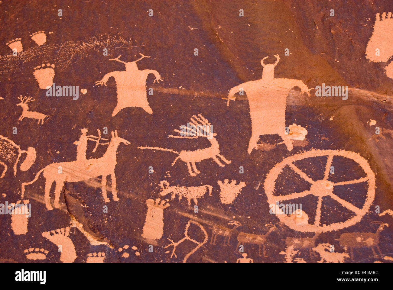 Petroglyphen auf Zeitung Felsen, ein Findling in Canyonlands National Park, Utah, USA. 2009. Stockfoto