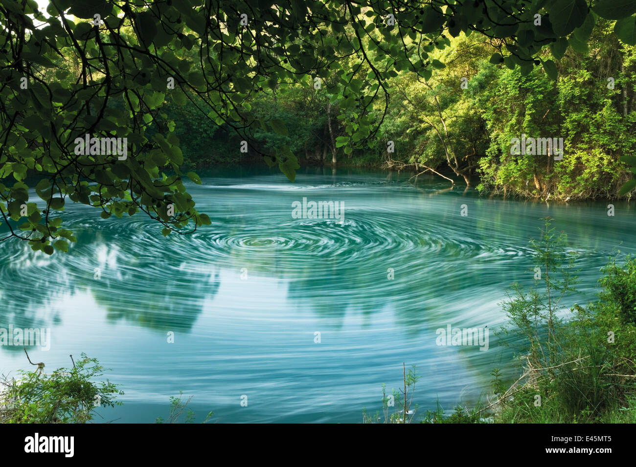 Whirl-Pool mit Schaum (vom Wasserfall) oder Verschmutzung schwimmt auf der Oberfläche, Trebizat Fluss, in der Nähe von Kravice fällt, Bosnien und Herzegowina, Mai 2009 Stockfoto