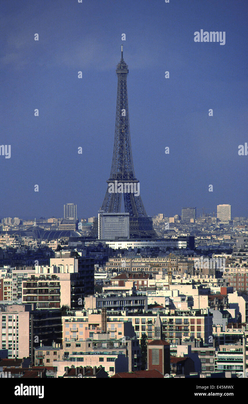 AJAXNETPHOTO. PARIS, FRANKREICH - SKYLINE DER STADT UND EIFFELTURM VOM PARC DE ST.CLOUD FOTO: JONATHAN EASTLAND/AJAX Stockfoto