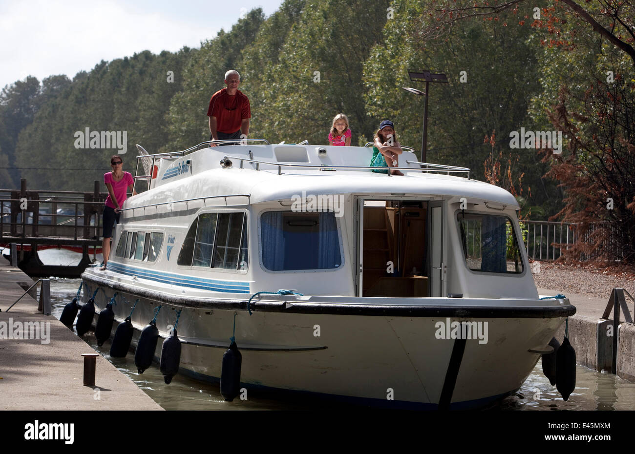 Familie Kreuzfahrt auf dem Canal Du Midi in der Nähe von Beziers, Languedoc, Frankreich. Juli 2009. Modell und der Eigenschaft freigegeben. Stockfoto