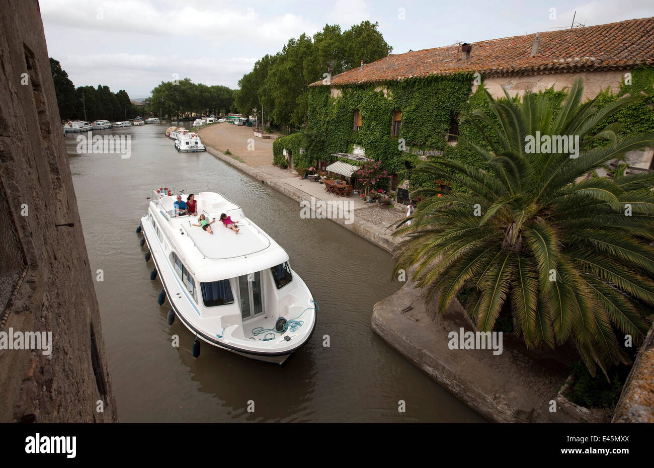 Familie Kreuzfahrt auf dem Canal Du Midi rund um Le Somail, Frankreich. Juli 2009. -Modell veröffentlicht. Stockfoto