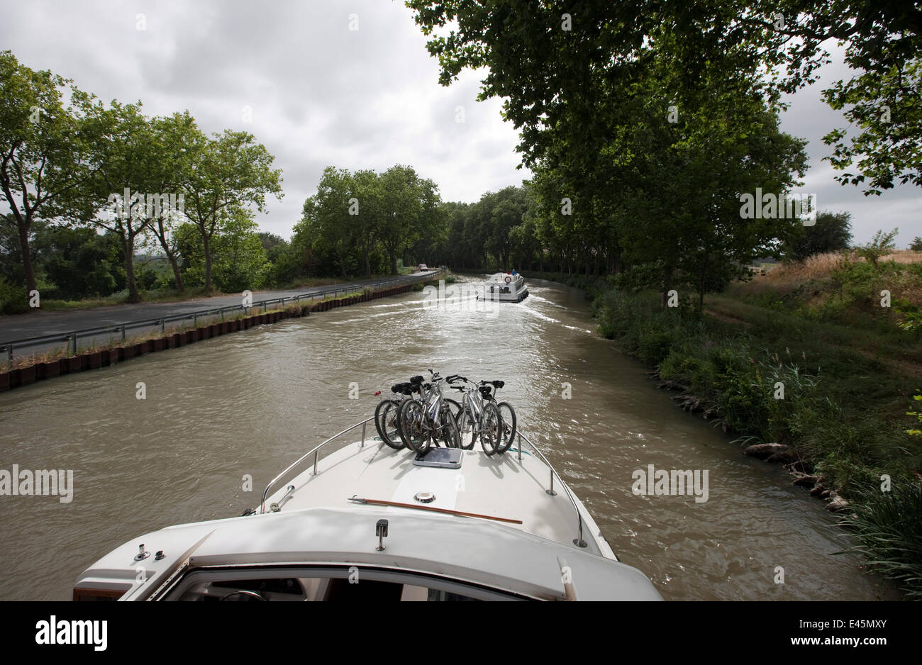 Fahrräder am Bug eines Bootes Kreuzfahrt auf dem Canal Du Midi rund um Le Somail, Frankreich. Juli 2009. Modell und der Eigenschaft freigegeben. Stockfoto
