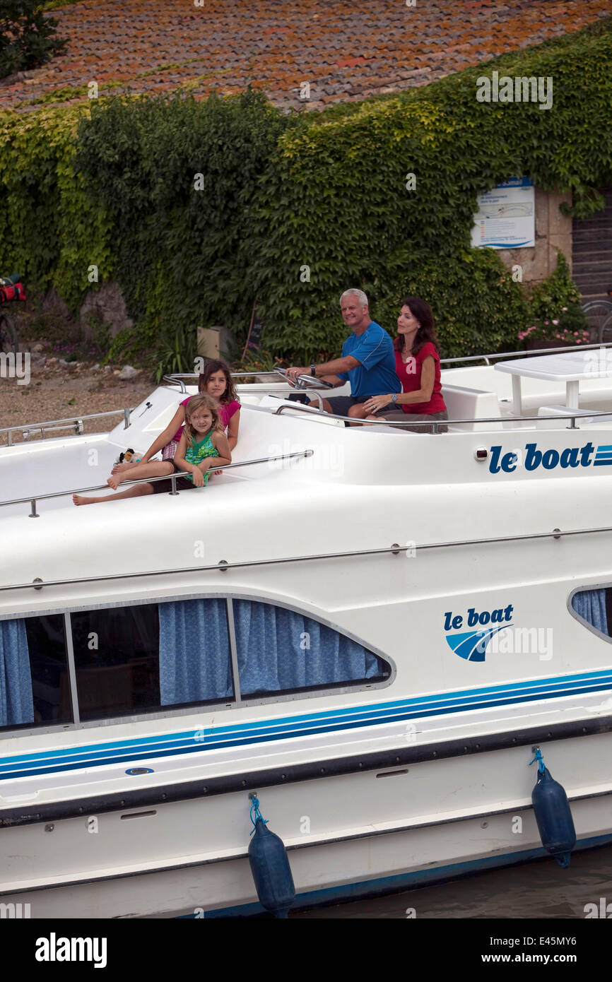Familie Kreuzfahrt auf dem Canal Du Midi, Le Somail, Frankreich. Juli 2009. Modell und der Eigenschaft freigegeben. Stockfoto