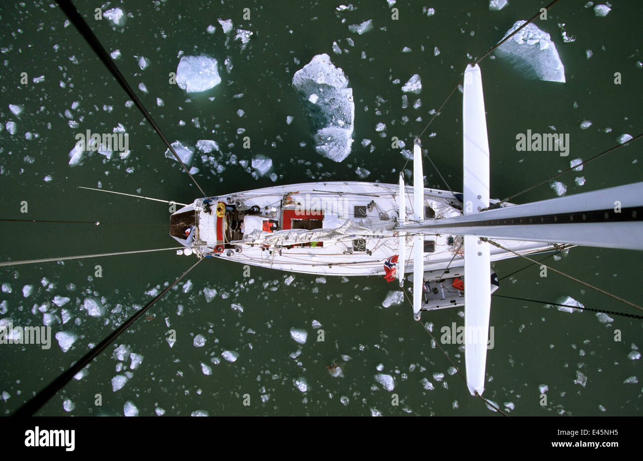 Blick auf Segelboot aus direkt über Deck zeigen und schwimmendes Eis. Kings Bay, Spizbergen, Svalbard-Archipel, Norwegen, Juli 2000 Stockfoto
