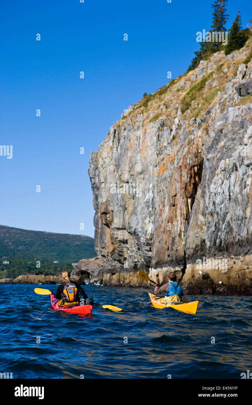 Paar See-Kajak in der Nähe von Schafen Stachelschwein Insel im Acadia National Park, Maine, USA, September 2009. -Modell veröffentlicht. Stockfoto