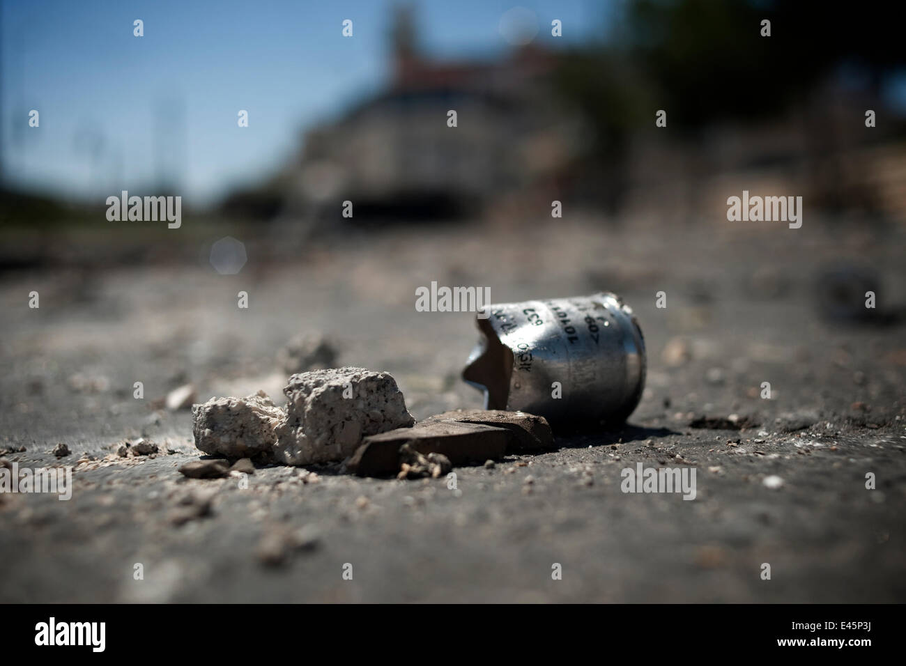 Shu'afat, Ost-Jerusalem. 3. Juli 2014. Eine israelische Rubber Bullet Patrone ist in der Nähe von einem Felsen als Reaktion für die Entführung und Ermordung der palästinensischen Jugend in einem scheinbaren israelischen extremistischen Akt der Rache bei Zusammenstößen am Vortag in Shu'afat verwendet. Bildnachweis: Marco Bottelli/Pacific Press/Alamy Live-Nachrichten Stockfoto