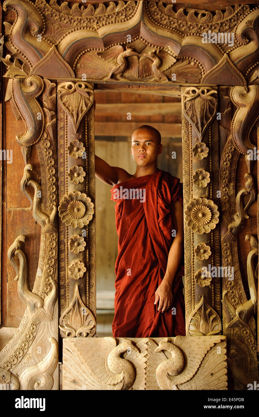 Buddhistischer Mönch im Kloster Teakholz. Bagan, Mandalay State in Myanmar (Burma). September 2009 Stockfoto