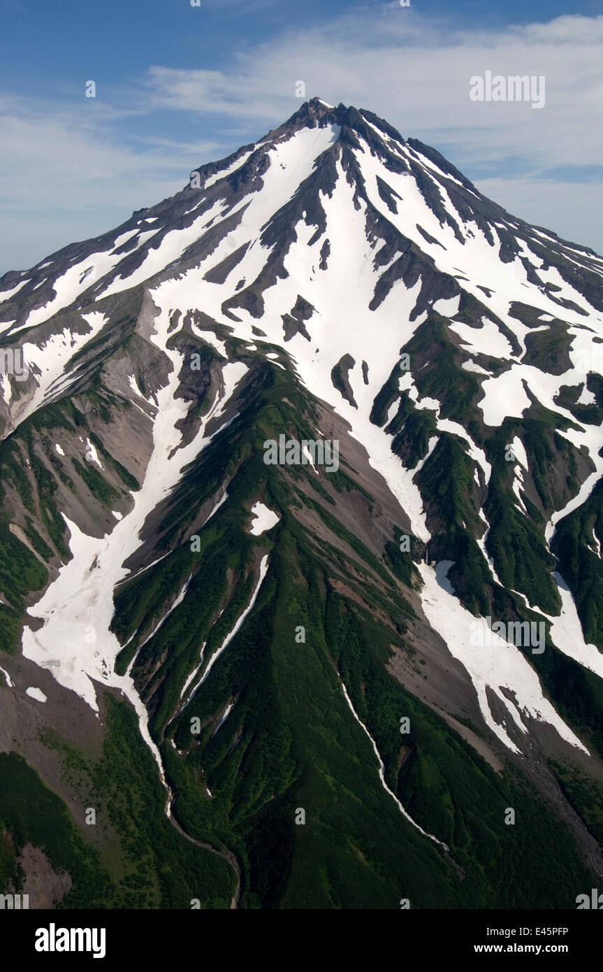 Luftaufnahme des Gorely (1, 829m) mit Schnee auf Pisten, Kamtschatka, Russland, August 2006 Stockfoto