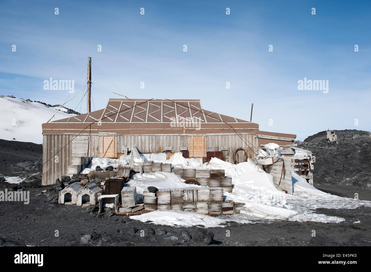 Hölzerne Packkisten und Hundehütten außerhalb Shackletons Nimrod Hütte, eingefroren in der Zeit vom British Antarctic Expedition 1907, Kap Royds, McMurdo-Sund, Antarktis, November 2008 Stockfoto